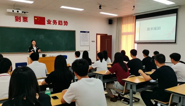 数据传输中员工成长路径的常见问题与解决方案